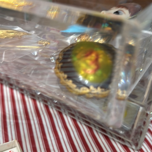 Vintage Gold-Tone Leaf Circle Brooch Pin - Picture 4 of 4